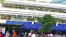 Nhiều chậu cây cảnh treo trên cao giúp làm không gian xanh mát, tuy nhiên tiềm ẩn hiểm họa, mất an toàn cho học sinh. Ảnh: BÙI ANH TUẤN