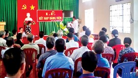 Buổi lễ kết nạp đảng viên là người có đạo ở phường Xuân Lập, TP Long Khánh, tỉnh Đồng Nai