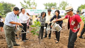 Bà Trương Thị Mai, Trưởng ban Dân vận Trung ương cùng các đại biểu thực hiện nghi thức trồng cây