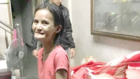 Mẹ bệnh liệt giường, con gái tâm thần