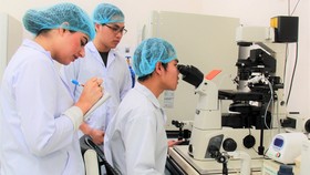Sinh viên Trường ĐH Quốc tế (ĐH Quốc gia TPHCM) thực hành tại phòng thí nghiệm