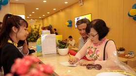 Khách hàng giao dịch tại Nam A Bank