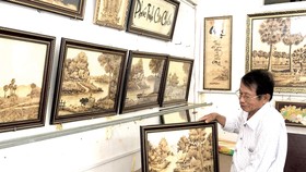 Nghệ nhân Võ Văn Tạng giới thiệu những bức tranh bằng lá thốt nốt