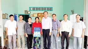 Ông Lưu Hoàng Tân - Chủ tịch, Giám đốc Công ty TNHH MTV Xổ số kiến thiết Đồng Tháp (thứ năm từ trái sang trao nhà tình thương cho hộ gia đình chính sách)