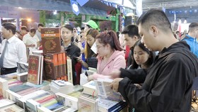 Sách đặt hàng chưa tạo được ấn tượng với bạn đọc giữa hàng ngàn đầu sách trên thị trường. Ảnh: HỒNG NGỌC