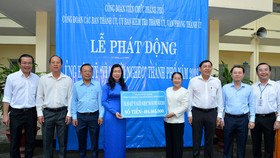 Phó Bí thư Thành ủy TPHCM Võ Thị Dung cùng các đồng chí lãnh đạo TP trao ủng hộ Quỹ "Vì người nghèo". Ảnh: VIỆT DŨNG