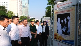 Các đại biểu tham quan triển lãm. Ảnh: VIỆT DŨNG