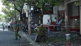 Trục tời đang thi công rơi trúng người đi đường