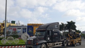 Xe đầu kéo bị hư hỏng phải dùng xe cứu hộ kéo về