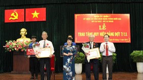 Trao Huy hiệu Đảng dịp kỷ niệm Cách mạng tháng Mười Nga
