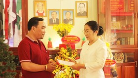 Phó Bí thư Thành ủy TPHCM Võ Thị Dung thăm hỏi gia đình cố Linh mục Nguyễn Công Danh. Ảnh: MAI HOA