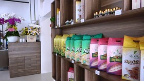 Sản phẩm gạo của Cỏ May được giới thiệu tại văn phòng ở TPHCM