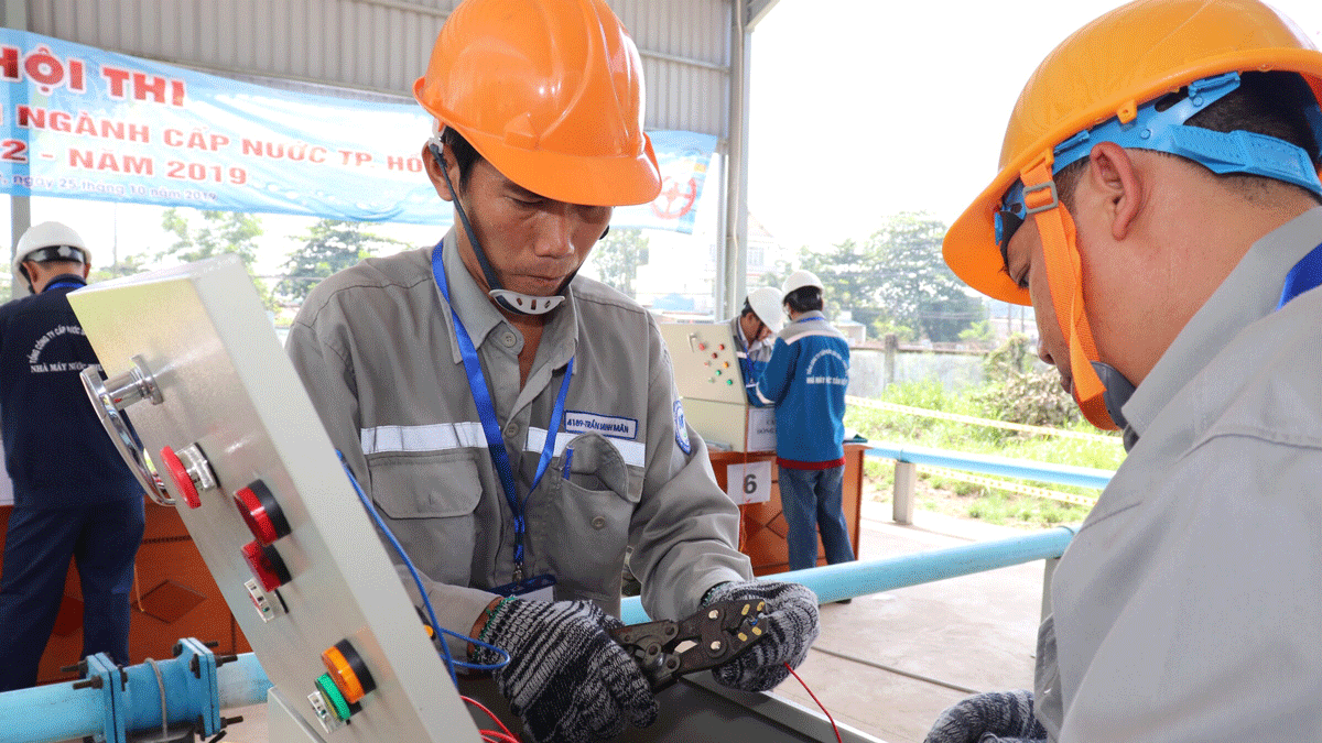 Công nhân ngành nước tranh tài tại phần thi thực hành