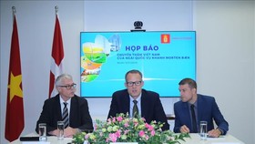 Quốc vụ khanh Bộ Năng lượng, Hạ tầng kỹ thuật và Khí hậu Đan Mạch, ngài Morten Bak phát biểu tại buổi họp báo. Ảnh: TTXVN