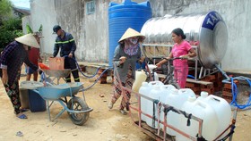 Cảnh sát chữa cháy tham gia cứu hạn cho hàng ngàn hộ dân
