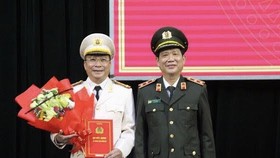 Trung tướng Nguyễn Văn Sơn trao quyết định bổ nhiệm Đại tá Nguyễn Đức Dũng giữ chức vụ Giám đốc Công an tỉnh Quảng Nam