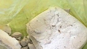 Người dân Quảng Nam tiếp tục giao nộp chất bột trắng nghi ma túy trôi dạt vào bờ biển