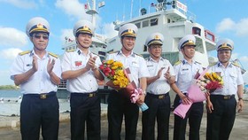 Lãnh đạo Bộ Tư lệnh Vùng 2 Hải quân tặng hoa tiễn 2 đoàn công tác. Ảnh: HÀM LUÔNG