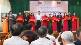 Các đại biểu cắt băng khai mạc triển lãm. Ảnh: HÀM LUÔNG