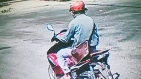 Huỳnh Lợi Phát cùng chiếc xe máy đi cướp tiệm vàng. Ảnh: Công an cung cấp
