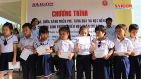 Trao học bổng và khám răng cho học sinh tiểu học vùng xa
