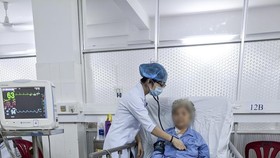Cứu sống cụ bà 80 tuổi bị u tim nguy kịch