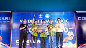 Ba sinh viên năm nhất chiến thắng cuộc thi lập trình lớn nhất Việt Nam