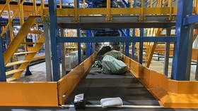 Bên trong giây chuyền phân loại hàng tự động
