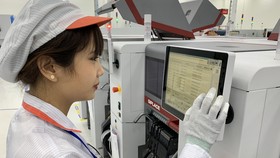 Một công nhân trong nhà máy sản xuất di động Vsmart