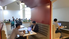 Một góc không gian làm việc mở ở VNG Campus