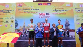 Tay đua Javier trên bục nhận thưởng về nhất chặng.