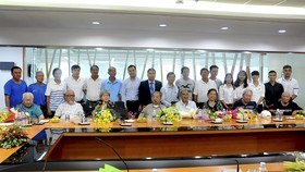 Tặng quà tết cựu tuyển thủ: Gắn kết các thế hệ cầu thủ