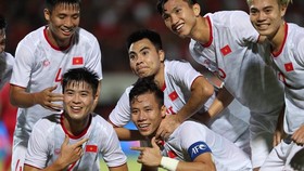 Niềm vui của các cầu thủ Việt Nam sau chiến thắng trước Indonesia. Ảnh: Minh Hoàng