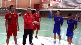 HLV Miguel cùng các cộng sự trên sân tập. Ảnh: Anh Trần
