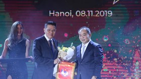 Thứ trưởng, Chủ tịch VFF Lê Khánh Hải và Đại tướng Khiev Sameth- Chủ tịch AFF tại AFF Awards 2019