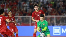 Thủ môn Tiến Dũng có thể sẽ dự bị trong trận gặp Singapore để... lấy lại tinh thần. Ảnh: Đông Huyền
