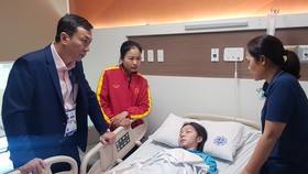 Phó chủ tịch VFF Trần Quốc Tuấn đến thăm Trần Thị Hồng Nhung. Ảnh: Đoàn Nhật