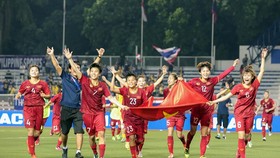 Đội tuyển nữ Việt Nam trong niềm vui chiến thắng. Ảnh: DŨNG PHƯƠNG
