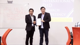 GS.TS Premkumar Rajagopal (bên trái), hiệu trưởng Trường Đại học Khoa học và Công nghệ Malaysia trao giấy chứng nhận cho ông Cao Văn Chóng sau khi hoàn thành một học phần nghiên cứu khoa học. Ảnh: Anh Trần