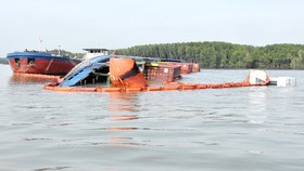 Đang trục vớt container chìm ở sông Lòng Tàu: 2 thợ lặn hôn mê, 3 người mất tích