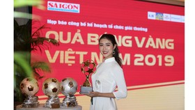 Hoa hậu Du lịch thế giới được yêu thích nhất năm 2019 đẹp rạng rỡ bên quả bóng vàng Việt Nam