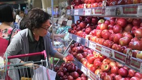 Prices of imported fruits have become more attractive to Vietnamese consumers. (Photo: SGGP)