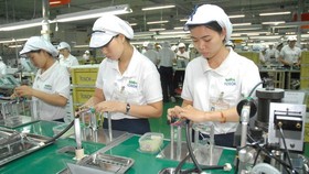 Producing electronic components at Nidec Tosok Company in Tan Thuan Export Processing Zone in Ho Chi Minh City. (Photo: SGGP)