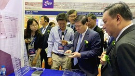 Mr. Nguyen Thanh Phong, chairman of HCMC People’s Committee, visits a stall of a Vietnamese supporting industry enterprise at the exhibition. (Photo: SGGP)