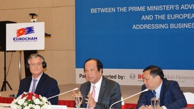 Minister and Chairman of the Government Office Mai Tien Dung answers questions of enterprises at the conference. (Photo: VGP)