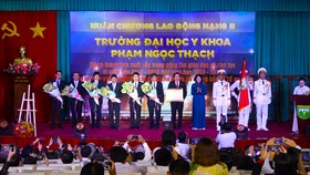 Trường ĐH Y khoa Phạm Ngọc Thạch đón nhận Huân chương Lao động hạng II
