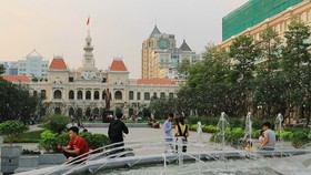Người dân thích thú với cái se lạnh cuối năm tại TPHCM