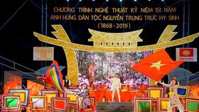 Singer Nguyen Phi Hung performs in the opening ceremony. (Photo: Sggp)