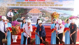 National Assembly (NA) Chairwoman Nguyen Thi Kim Ngan (C) attends the groundbreaking ceremony. (Photo: Sggp)