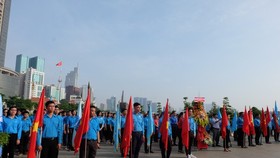 Young people offer incense and flowers in tribute to the late leader Nguyen Tat Thanh at Ho Chi Minh Museum – Ho Chi Minh City Branch. (Photo: Sggp)